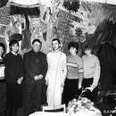 Маму Тхакур и профессор Лисовский с научными сотрудниками. Кафе Санкиртана, 1988