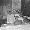 А у нашего прилавка — сабджи, рис и есть халавка. Кафе Санкиртана, 1988