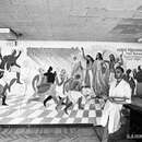 Маму Тхакур расписывает стены кафе «Санкиртана»